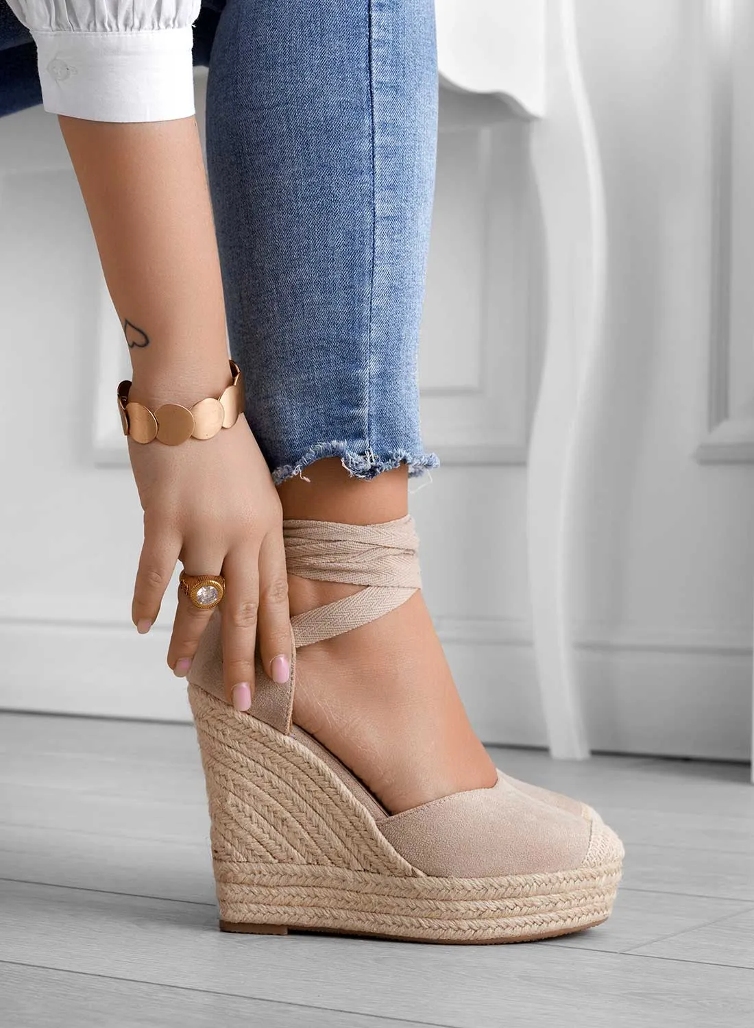 AMBRA - Espadrilles Alexoo beige con zeppa in corda e laccio